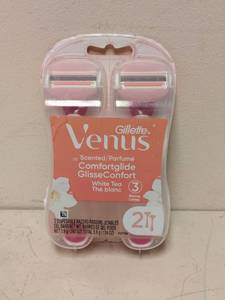 lot 110 image: NEW GILLETTE VENUS WHITE TEA RAZORS 2PK