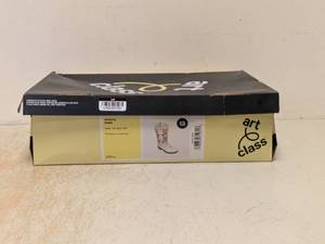lot 157 image: NEW ART CLASS KIDS EMBERLY BOOTS SIZE 13 IVORY