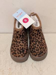 lot 162 image: NEW CAT & JACK KIDS BROWNARLO BOOTS SIZE 5