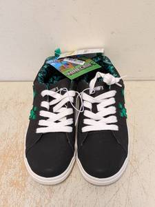 lot 169 image: NEW MINECRAFT KIDS SHOES SIZE 2