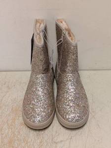 lot 174 image: NEW CAT & JACK YOUTH BOOTS SIZE 5 GOLDHOLLAND