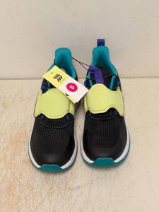 lot 176 image: NEW ALL IN MOTION KIDS FALLON PERFORM SIZE 5 BLACKGREEN