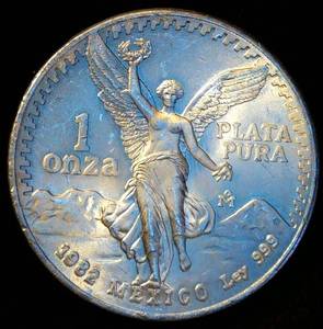 lot 32 image: 1982 1oz .999 Silver Mexican Onza