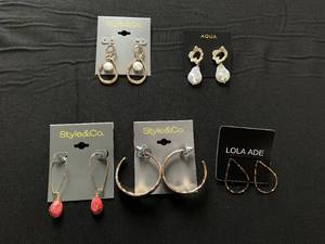 lot 312 image: LOT OF 5 Womens Earrings
