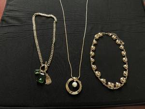 lot 318 image: LOT OF 3 Womens Necklaces