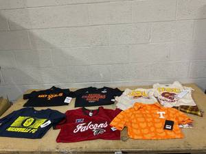 lot 338 image: LOT OF 7 Boys Size Medium Clothing