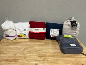 lot 367 image: LOT OF 6 Queen & Full Bed Sheets Sets