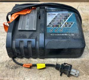 lot 58 image: Makita DC18RC Fast Charger