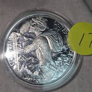 lot 17 image: 1oz Hobo Silver Skull Round