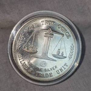 lot 94 image: 1 oz t, .999 Silver EagleFlag Round