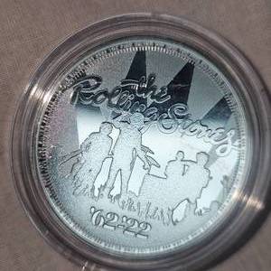 lot 109 image: Rolling Stones 2022 1oz, .999 Silver Round