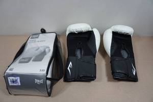 lot 17 image: Everlast Spark Boxing Gloves - 16oz