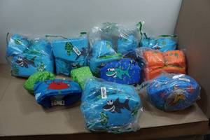 lot 195 image: 9 Body Glove Kids Paddle Pals Life Vests