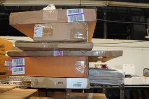 lot 207 image: Assorted Home Dcor - Curtains, Tray, Canvas, Shelf