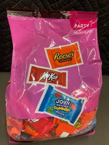 lot 358 image: Assorted Candy Party Pack Snack Size - 30.03 oz (851 g)