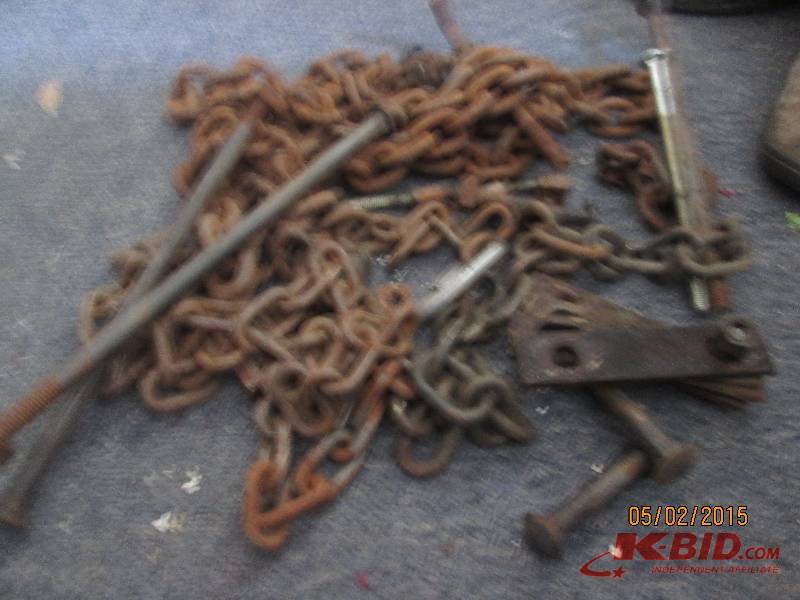 lot 17 image: Chain and bolts...