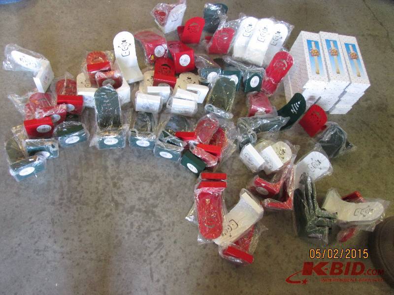 lot 23 image: Lot of candle holders and dcor...