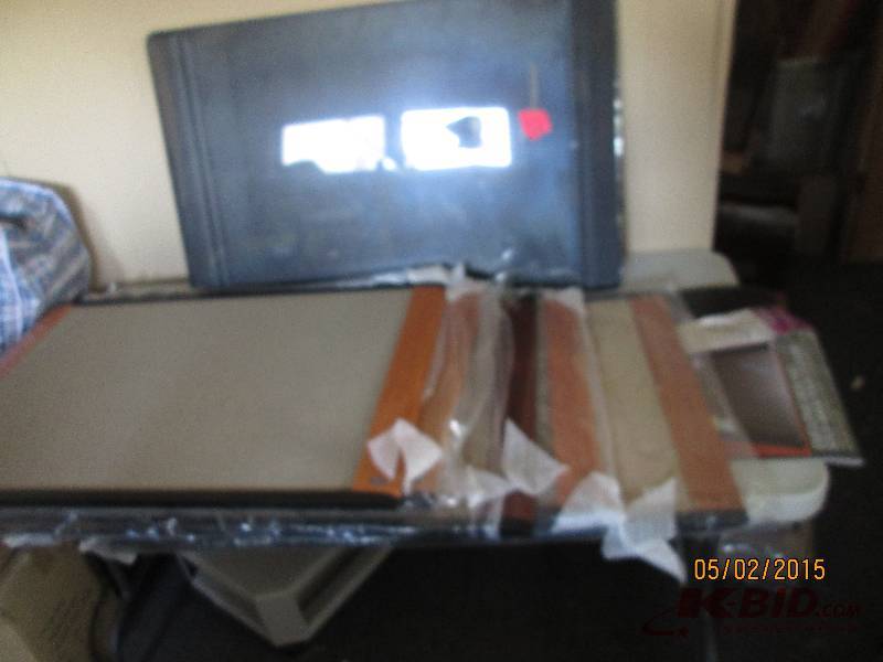 lot 32 image: Lot of desk pads, some have cracks,...
