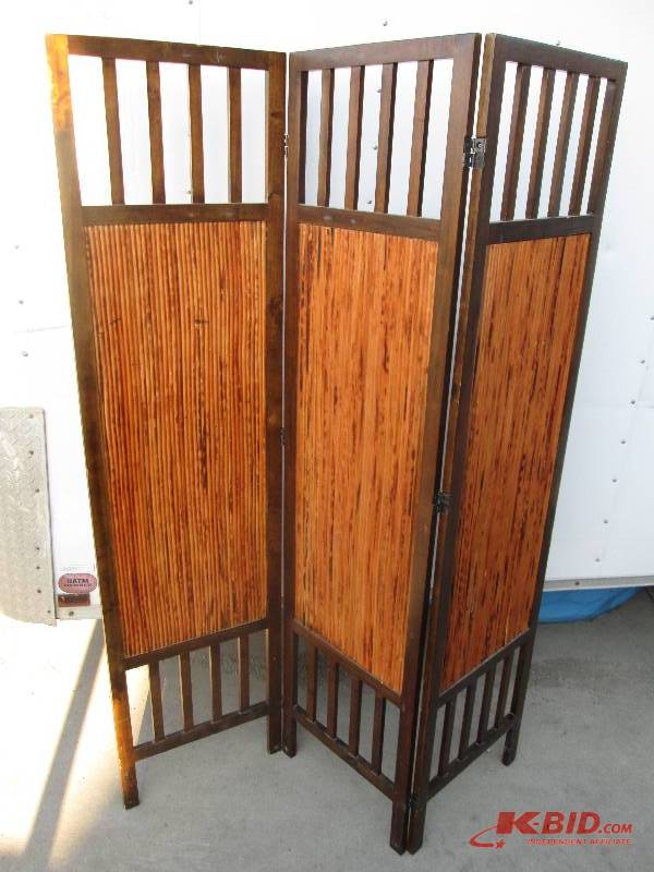 lot 2 image: Wooden Privacy fold out panel 70 t...