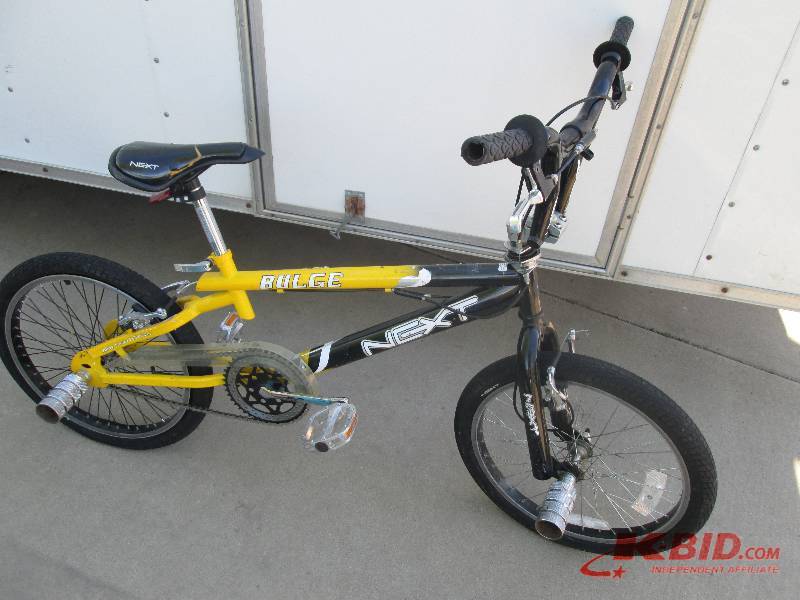 lot 6 image: Boys bulge next dirt bike with 3 st...