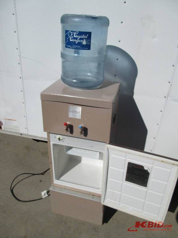lot 70 image: Chipewa water cooler with hotcold ...