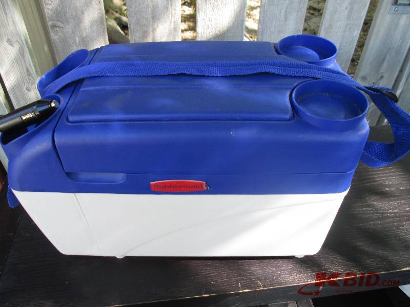 lot 87 image: Rubbermaid car cooler with lighter ...
