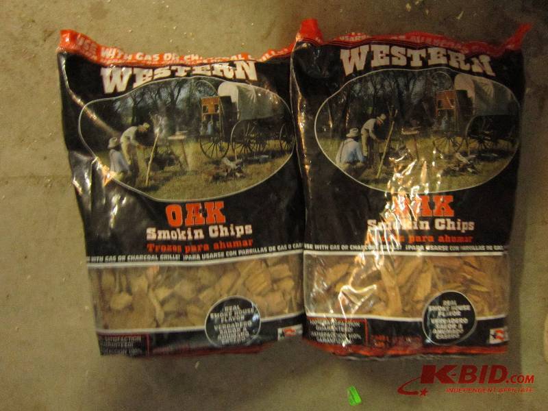 lot 177 image: 2 bags Oak smokin chips ...