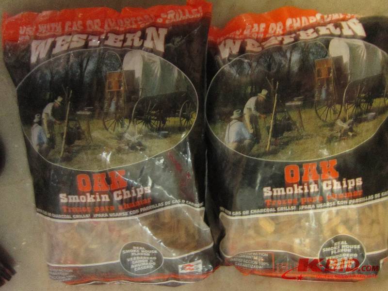 lot 178 image: 2 bags Oak smokin chips ...