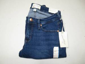 lot 10 image: Women Mid Rise Curvy Skinny, Short Jeans, Size 628s