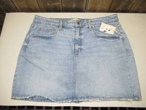 lot 70 image: Universal Thread - Jean Skirt, Size 17