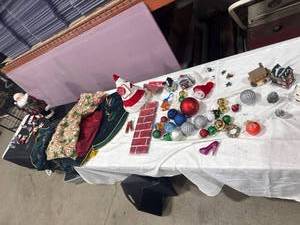 lot 2434 image: Assorted Christmas Decorations Lot