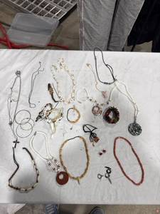 lot 2448 image: Assorted Costume Jewelry Lot