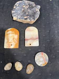 lot 2466 image: Assorted Polished and Raw Stones
