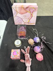 lot 2473 image: Bath & Body Gift Set