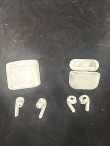 lot 2479 image: Wireless Earbuds with Cases