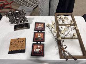 lot 2537 image: Kitchen Decor Lot