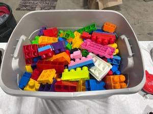 lot 2543 image: Large Plastic Building Blocks Set