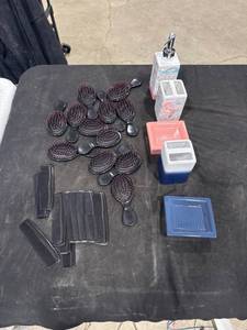 lot 2546 image: Hairbrushes, Combs & Bathroom Accessories Lot