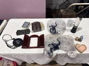 lot 2555 image: Mixed Household Decor Lot