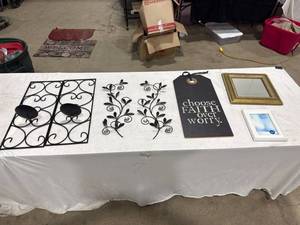 lot 2560 image: Assorted Home Decor Lot