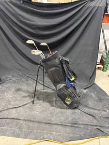 lot 2562 image: Golf Bag with Clubs