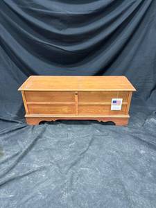 lot 2565 image: Virginia Maid Cedar Chest
