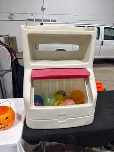 lot 2585 image: Plastic Toy Storage Bin