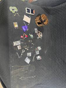 lot 2586 image: Assorted Jewelry Collection