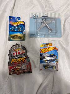 lot 2609 image: Hot Wheels & Old Navy Toy Vehicles Lot