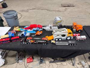 lot 2652 image: Assorted Plastic Toy Vehicles Lot