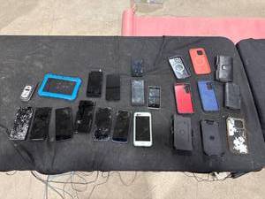 lot 2657 image: Mixed Lot of Smartphones and Cases