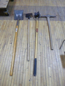 lot 59 image: Lawn and Garden Tools