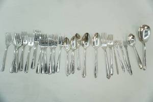 lot 6 image: Oneida Flatware Some silver plate