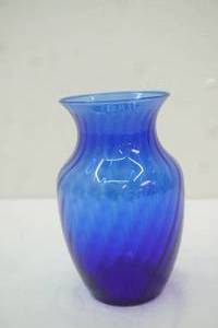 lot 41 image: Vintage Cobalt Blue Glass Vase